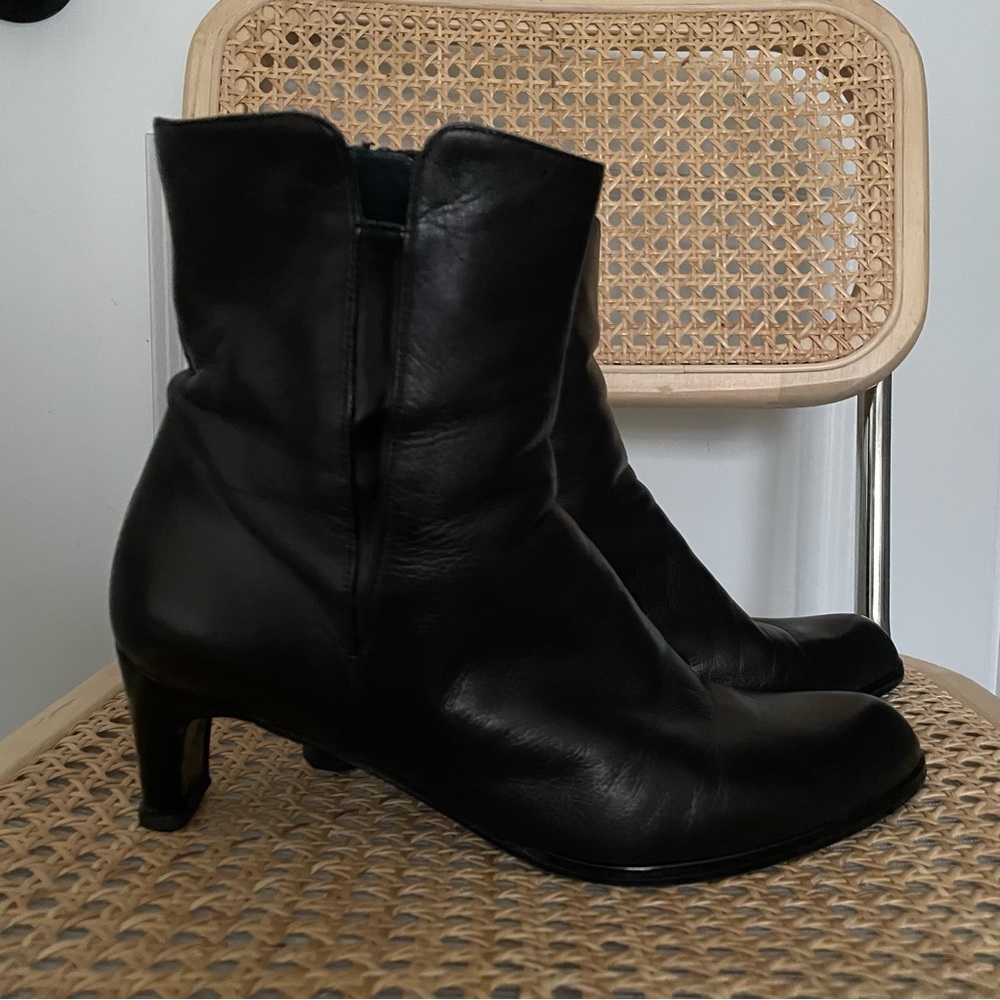 STUART WEITZMAN black leather kitten heel zip ankle boots 9